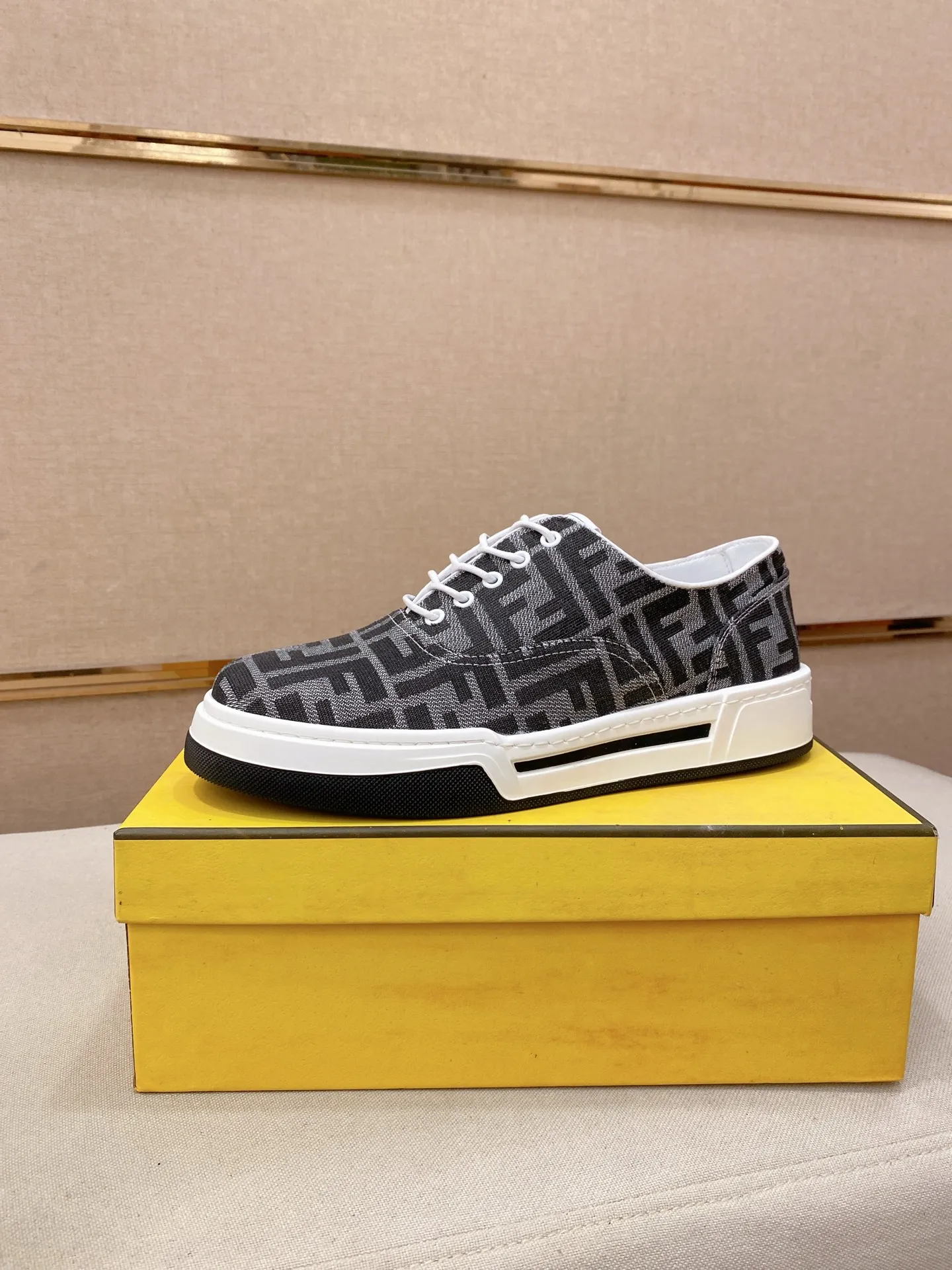 Men's shoes 💰 420💰 (FENDI) New high-top 👊🏻 upper 🇮🇹 imported cowhide fabric 🇩🇪 lining imported sheepskin lining. The original outsole is molded to highlight the identity of every man, and the upper foot is stable and stable🚶🏻🚶🏻The high-end custom counters reproduce the original version📯No matter the wind or rain, the shoe last remains unchanged and can withstand the verification of time🔍️,🔵 Size: 38-44 (45 is custom-made and cannot be returned or exchanged